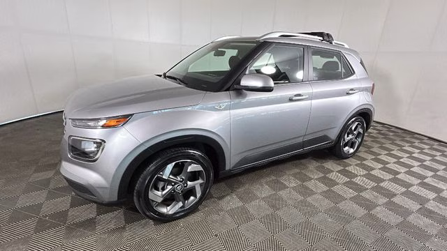 2023 Shimmering Silver Hyundai Venue SEL FWD SUV