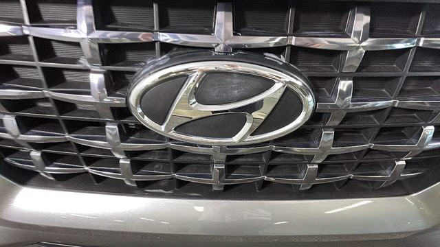 2023 Shimmering Silver Hyundai Venue SEL FWD SUV