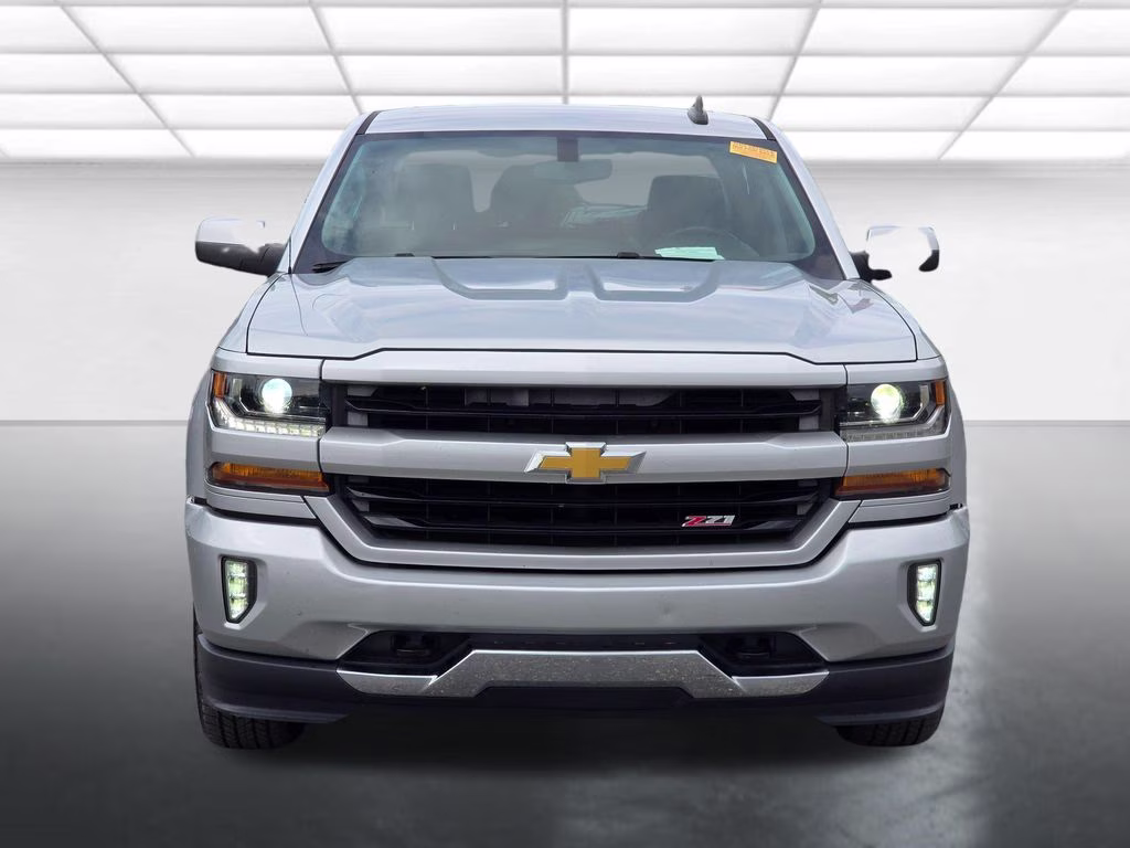 2017 Silver Ice Metallic Chevrolet Silverado 1500 LT 4X4 Truck