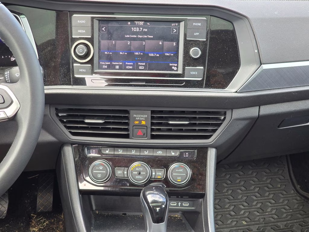 2024 Pyrite Silver Metallic Volkswagen Jetta 1.5T SE FWD Sedan