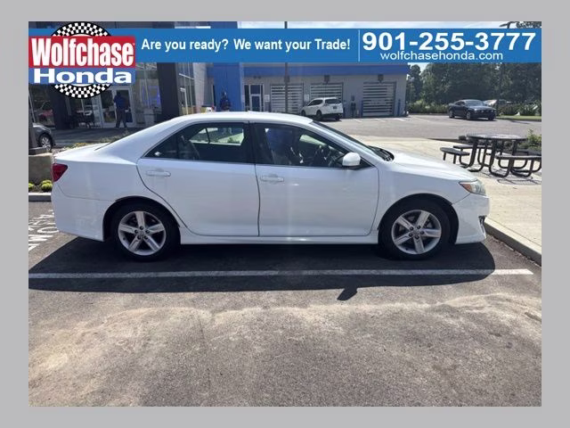 2014 Super White Toyota Camry SE FWD Sedan