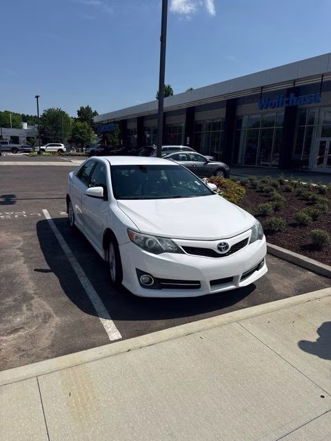 2014 Super White Toyota Camry SE FWD Sedan