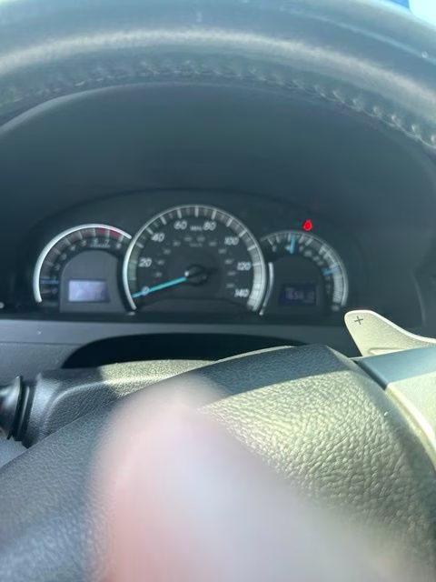 2014 Super White Toyota Camry SE FWD Sedan