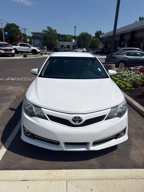 2014 Super White Toyota Camry SE FWD Sedan