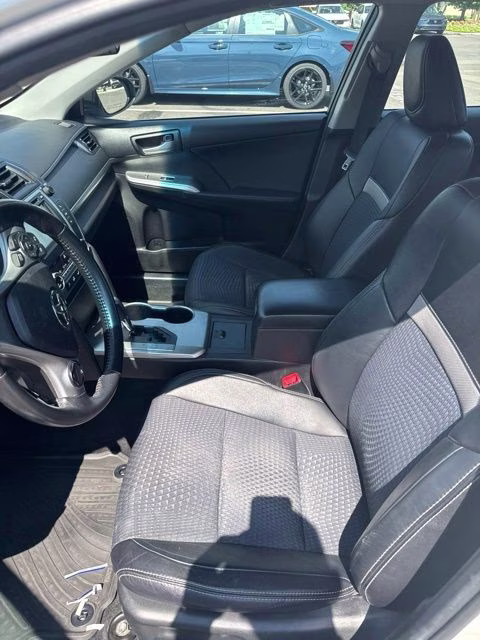 2014 Super White Toyota Camry SE FWD Sedan