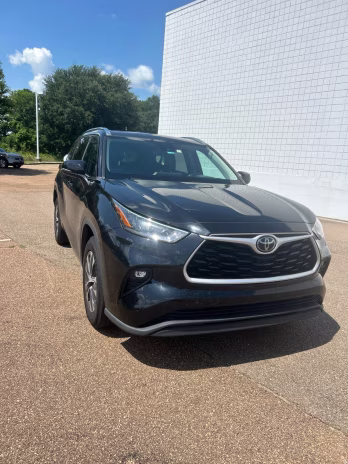 2020 Midnight Black Metallic Toyota Highlander XLE FWD SUV