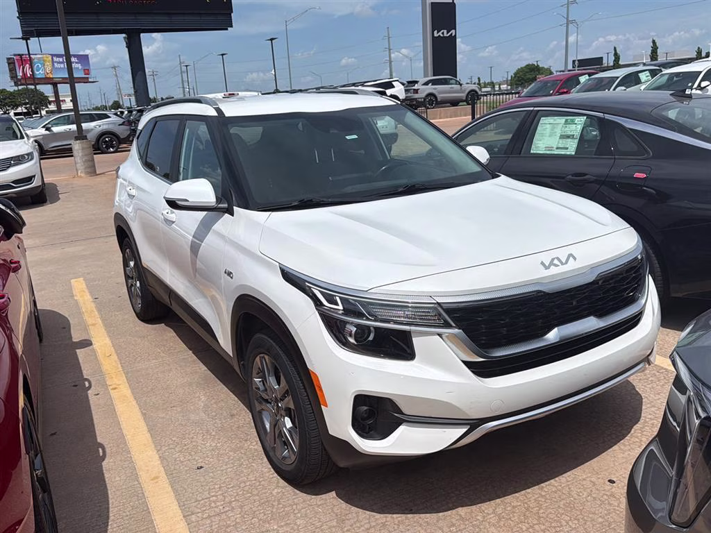 2023 Snow White Pearl Kia Seltos S SUV
