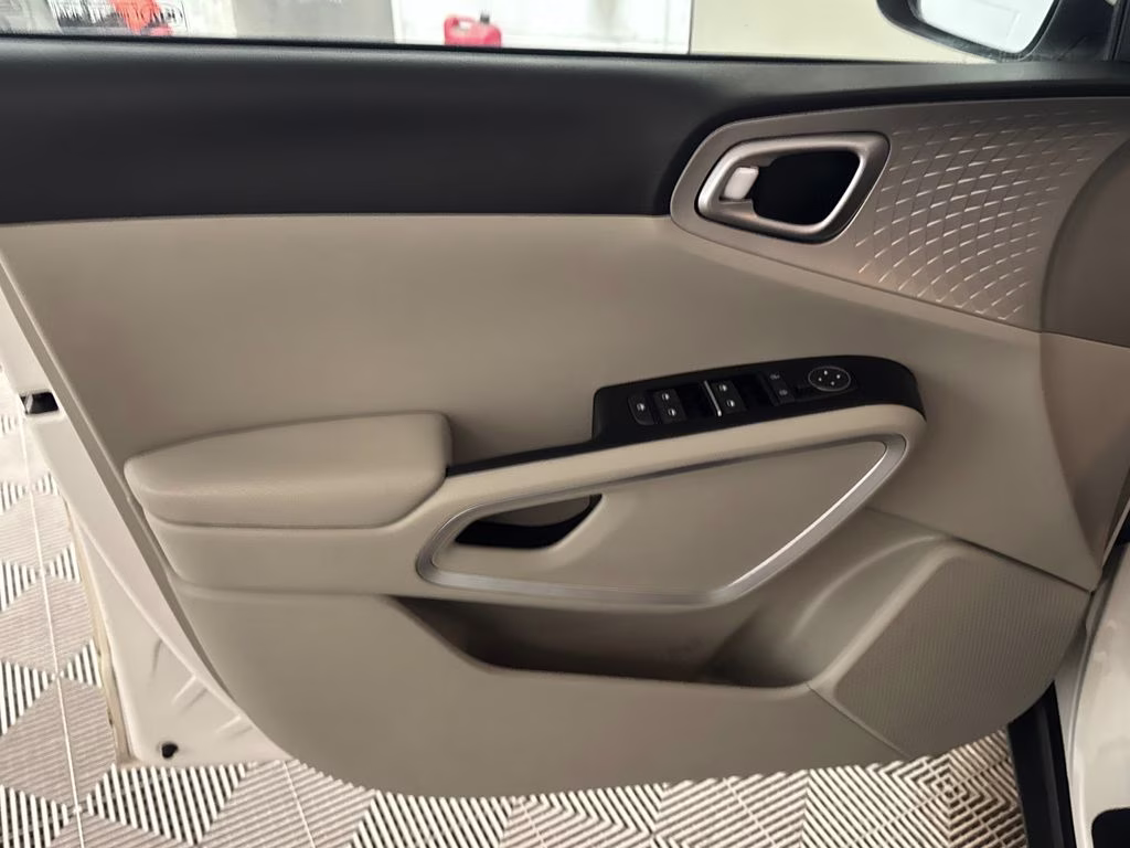 2020 Snow White Pearl Kia Soul LX FWD Hatchback