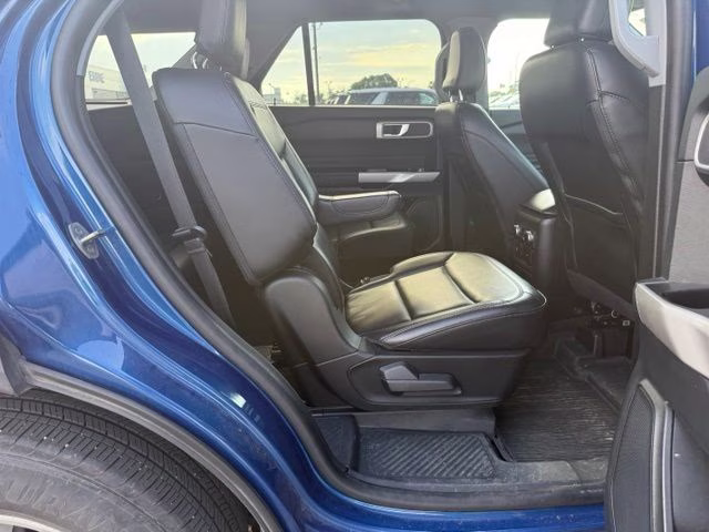 2022 Atlas Blue Metallic Ford Explorer XLT 4X4 SUV