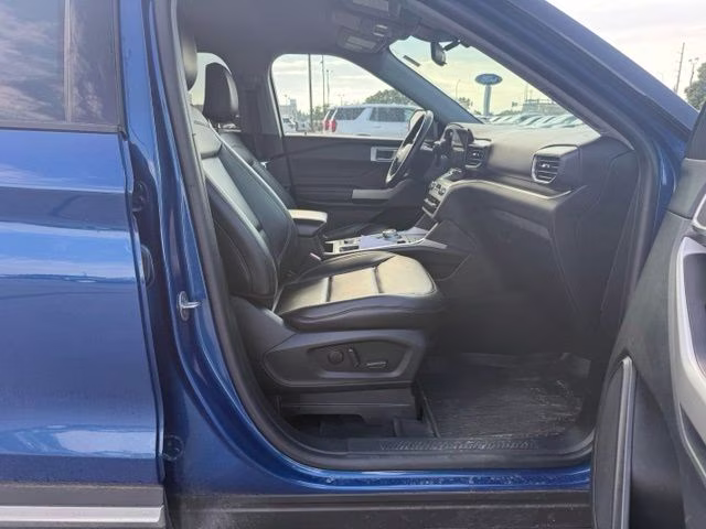 2022 Atlas Blue Metallic Ford Explorer XLT 4X4 SUV