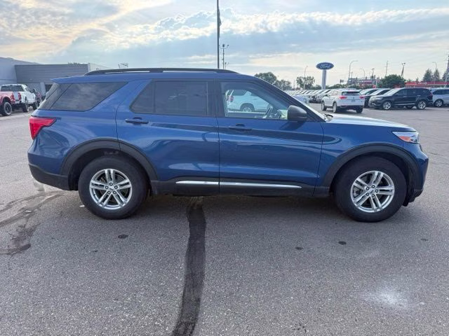 2022 Atlas Blue Metallic Ford Explorer XLT 4X4 SUV