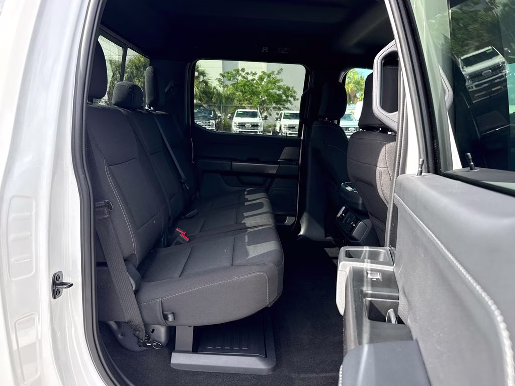 2024 Oxford White Ford F-150 XLT 4X4 Truck