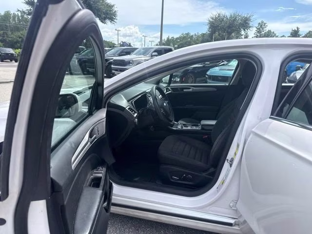 2019 White Platinum Metallic Tri-Coat Ford Fusion SE FWD Sedan