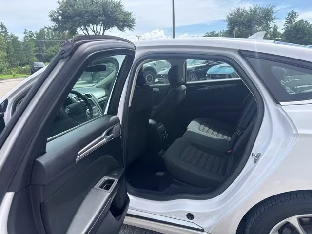 2019 White Platinum Metallic Tri-Coat Ford Fusion SE FWD Sedan