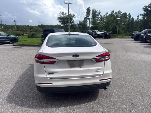 2019 White Platinum Metallic Tri-Coat Ford Fusion SE FWD Sedan