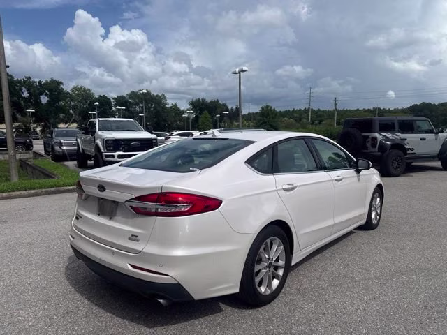 2019 White Platinum Metallic Tri-Coat Ford Fusion SE FWD Sedan