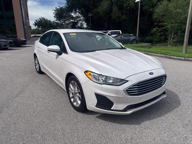 2019 White Platinum Metallic Tri-Coat Ford Fusion SE FWD Sedan