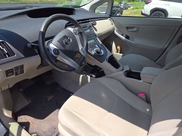 2011 Super White Toyota Prius Two FWD Hatchback