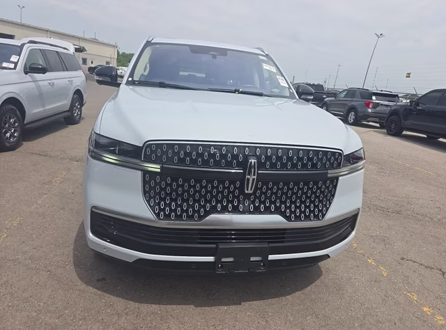 2025 Crystal White Metallic Clearcoat Lincoln Navigator L Reserve 4X4 SUV