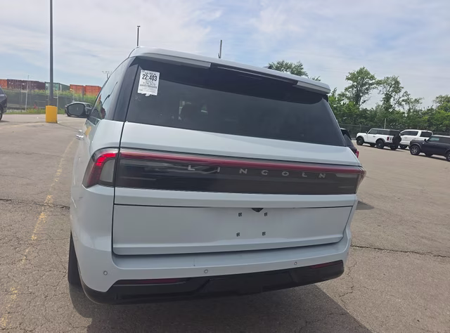 2025 Crystal White Metallic Clearcoat Lincoln Navigator L Reserve 4X4 SUV