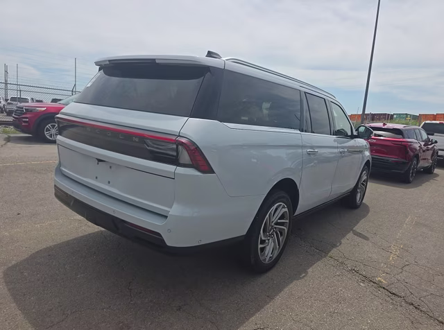2025 Crystal White Metallic Clearcoat Lincoln Navigator L Reserve 4X4 SUV