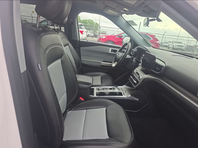 2023 Star White Metallic Tri-Coat Ford Explorer XLT 4X4 SUV