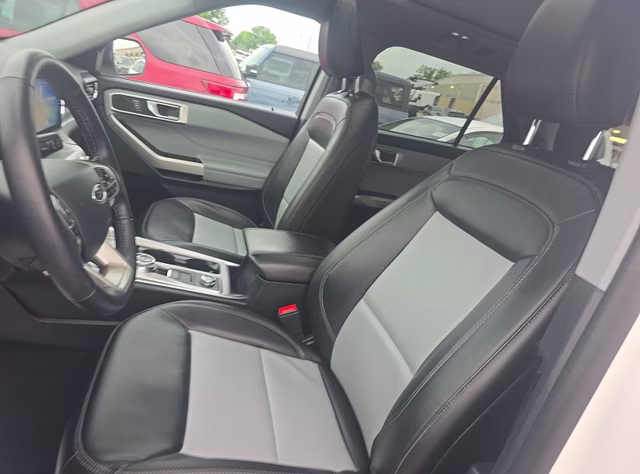 2023 Star White Metallic Tri-Coat Ford Explorer XLT 4X4 SUV