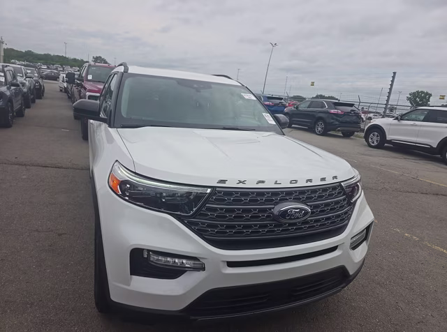 2023 Star White Metallic Tri-Coat Ford Explorer XLT 4X4 SUV