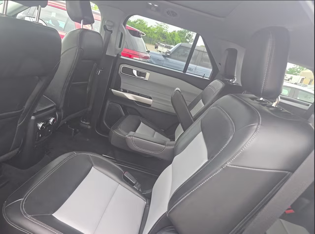 2023 Star White Metallic Tri-Coat Ford Explorer XLT 4X4 SUV