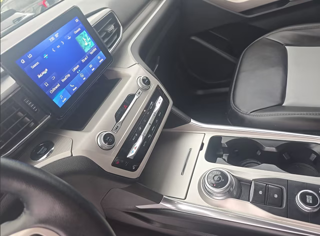 2023 Star White Metallic Tri-Coat Ford Explorer XLT 4X4 SUV
