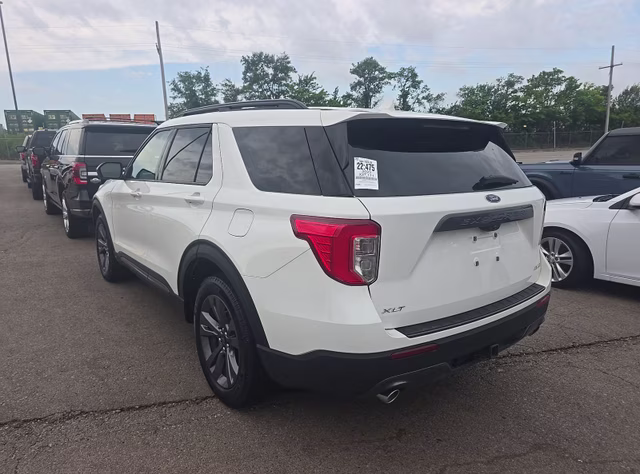 2023 Star White Metallic Tri-Coat Ford Explorer XLT 4X4 SUV