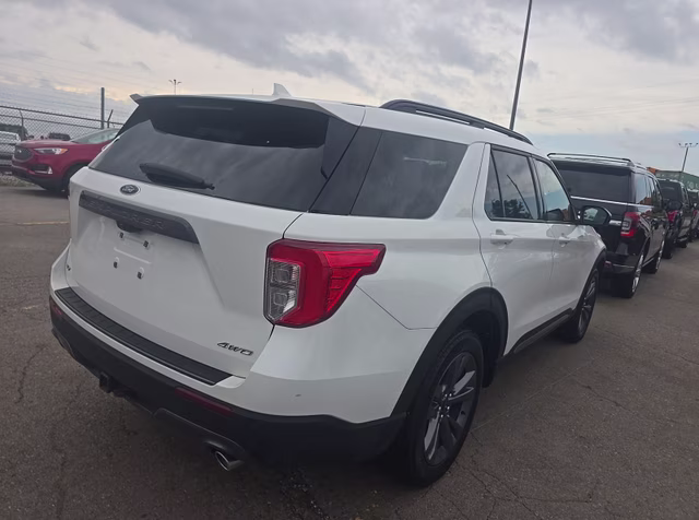2023 Star White Metallic Tri-Coat Ford Explorer XLT 4X4 SUV