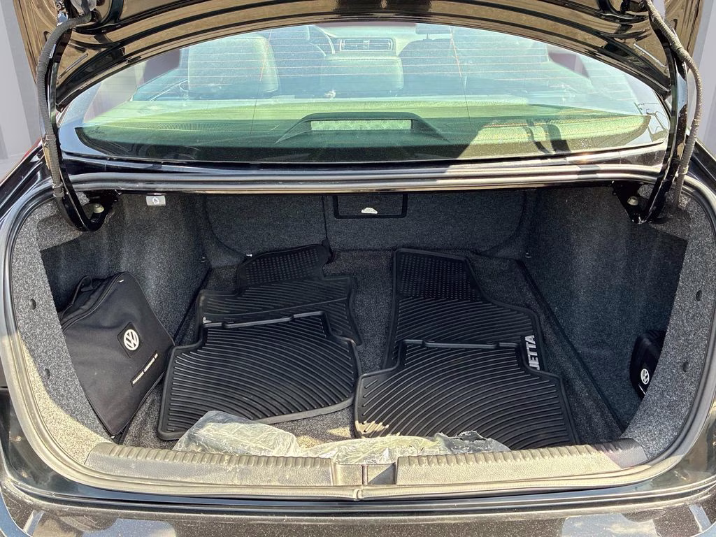 2017 Black Volkswagen Jetta 1.4T SE FWD Sedan