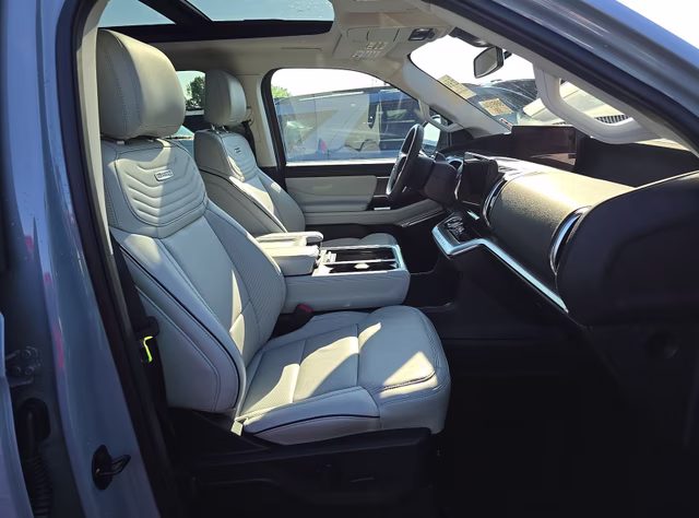 2025 Glacier Gray Metallic TriCoat Ford Expedition Platinum 4X4 SUV