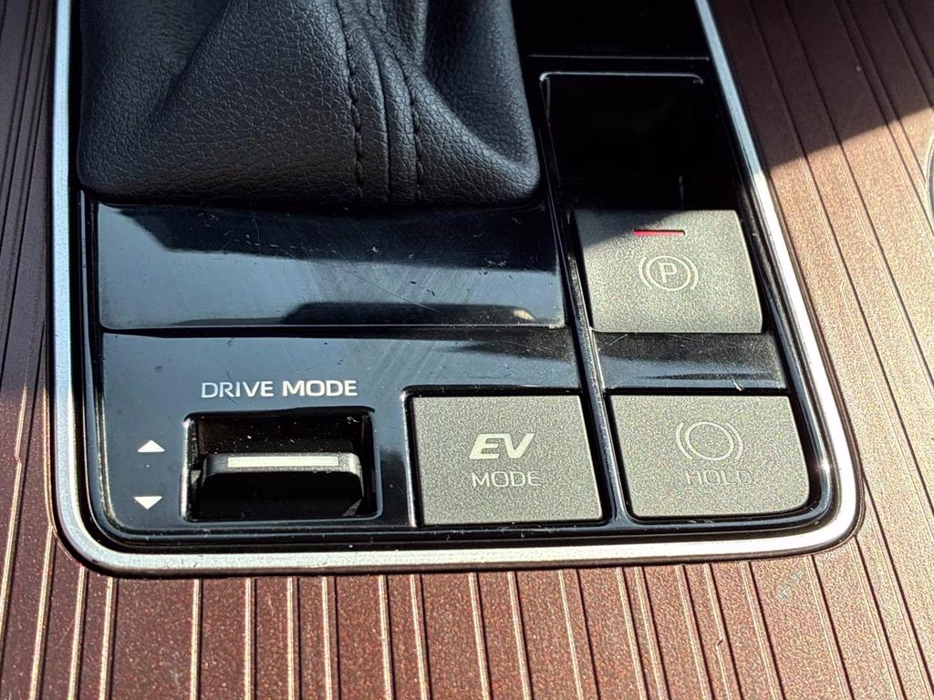 2023 Ice Toyota Sienna LE FWD Van