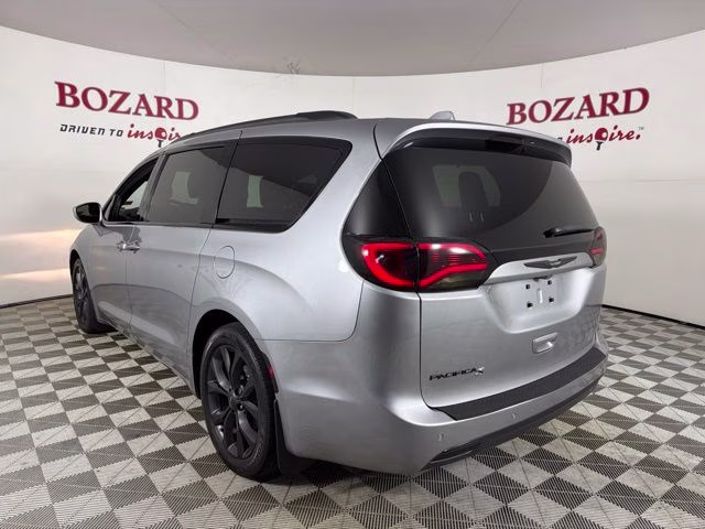 2018 Billet Silver Metallic Chrysler Pacifica Touring L FWD Van
