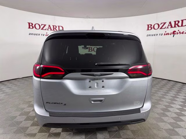 2018 Billet Silver Metallic Chrysler Pacifica Touring L FWD Van
