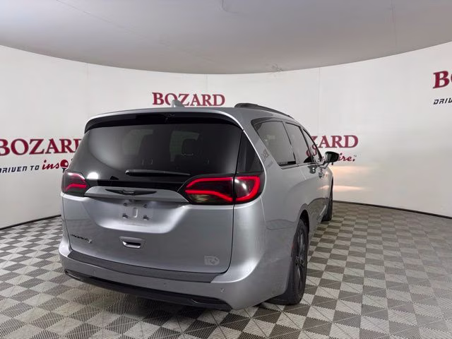 2018 Billet Silver Metallic Chrysler Pacifica Touring L FWD Van