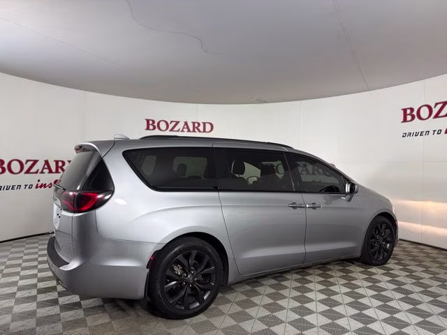 2018 Billet Silver Metallic Chrysler Pacifica Touring L FWD Van