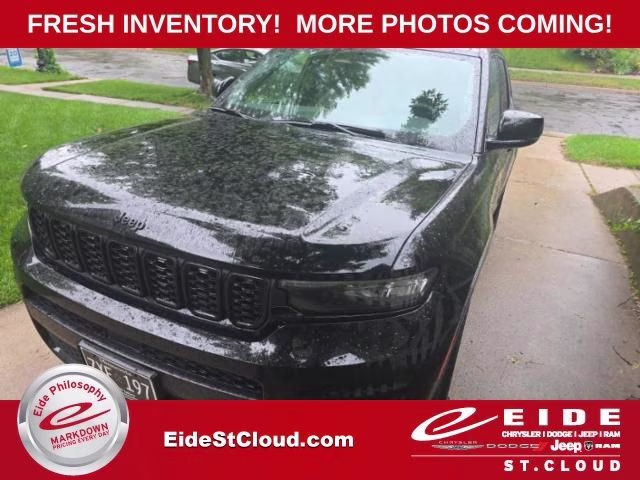 2023 Diamond Black Crystal Pearlcoat Jeep Grand Cherokee L Altitude 4X4 SUV