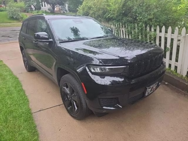 2023 Diamond Black Crystal Pearlcoat Jeep Grand Cherokee L Altitude 4X4 SUV