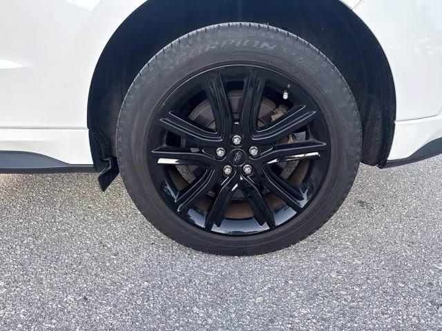 2022 Star White Metallic Tri-Coat Ford Edge ST-Line AWD SUV
