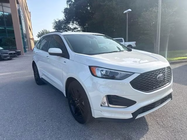 2022 Star White Metallic Tri-Coat Ford Edge ST-Line AWD SUV