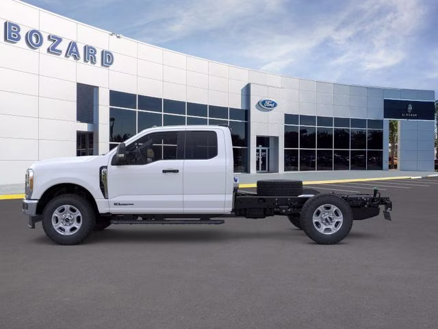2026 Oxford White Ford Super Duty F-350 SRW XLT 168 WB 4X4 Chassis