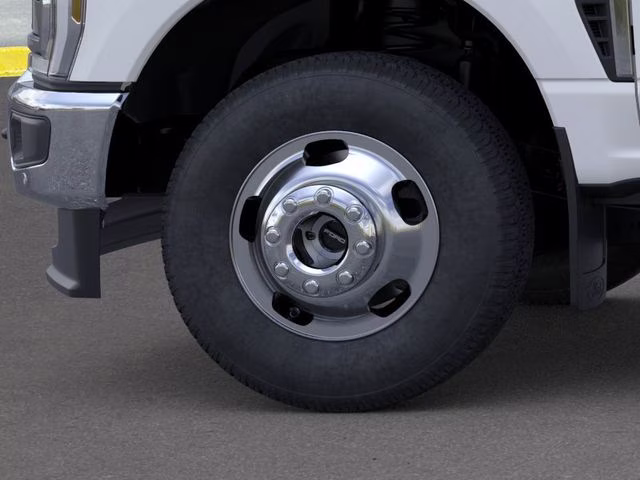 2026 Star White Metallic Tri-Coat Ford Super Duty F-350 DRW Lariat DRW 4X4 Truck