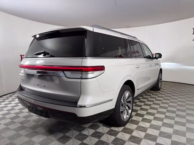 2023 Pearl Metallic Lincoln Navigator L Reserve 4X4 SUV