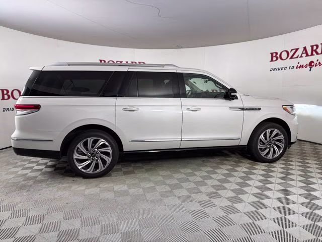 2023 Pearl Metallic Lincoln Navigator L Reserve 4X4 SUV