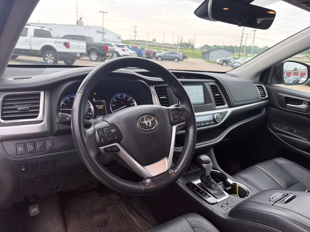 2017 Predawn Gray Mica Toyota Highlander SE AWD SUV