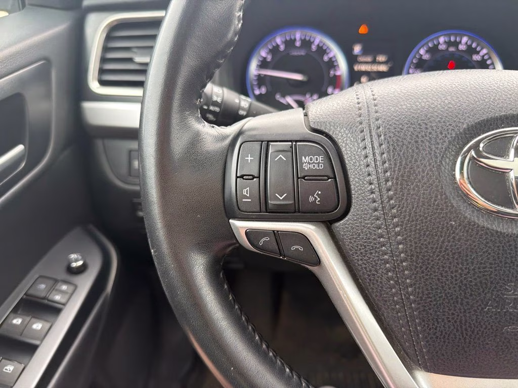 2017 Predawn Gray Mica Toyota Highlander SE AWD SUV