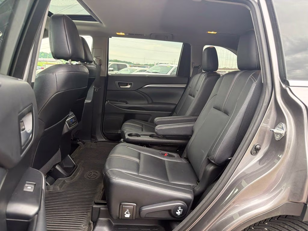 2017 Predawn Gray Mica Toyota Highlander SE AWD SUV
